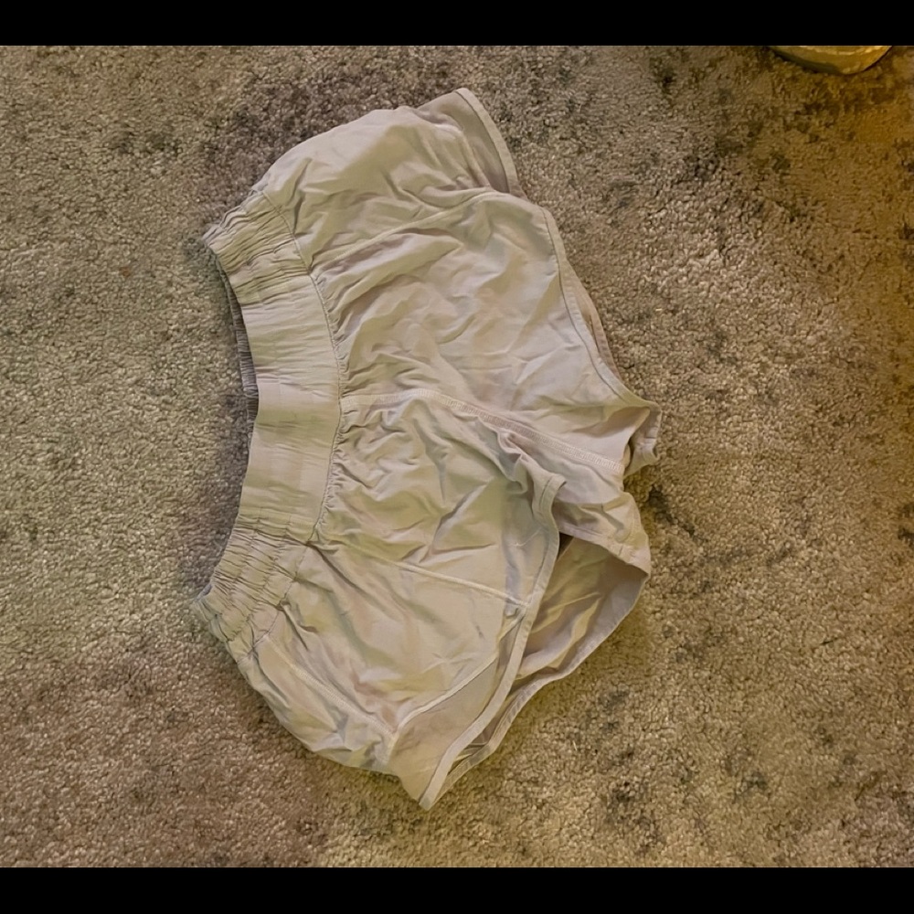 White LuluLemon Hotty hot shorts 2.5”